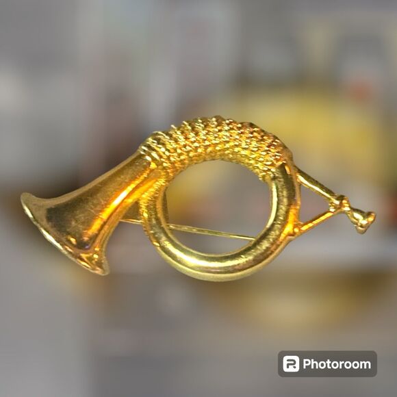 Burberry Elegant Horn Brooch - Picture 2 of 11